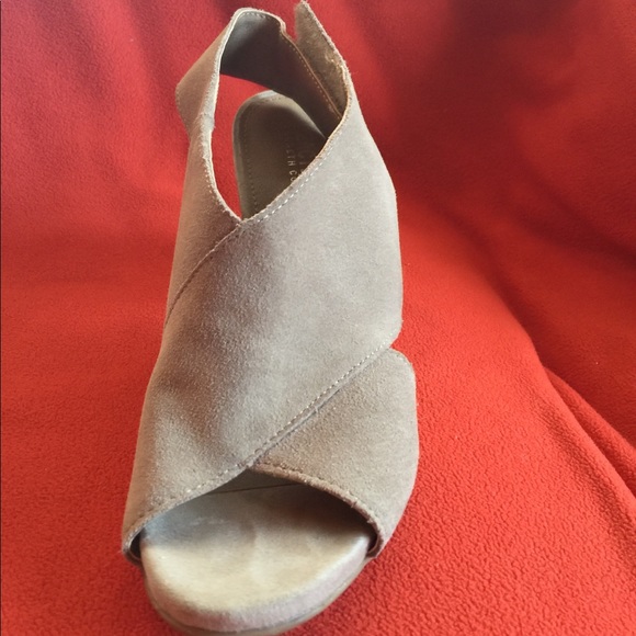 Kenneth Cole Reaction Neutral Sandals - Picture 2 of 6